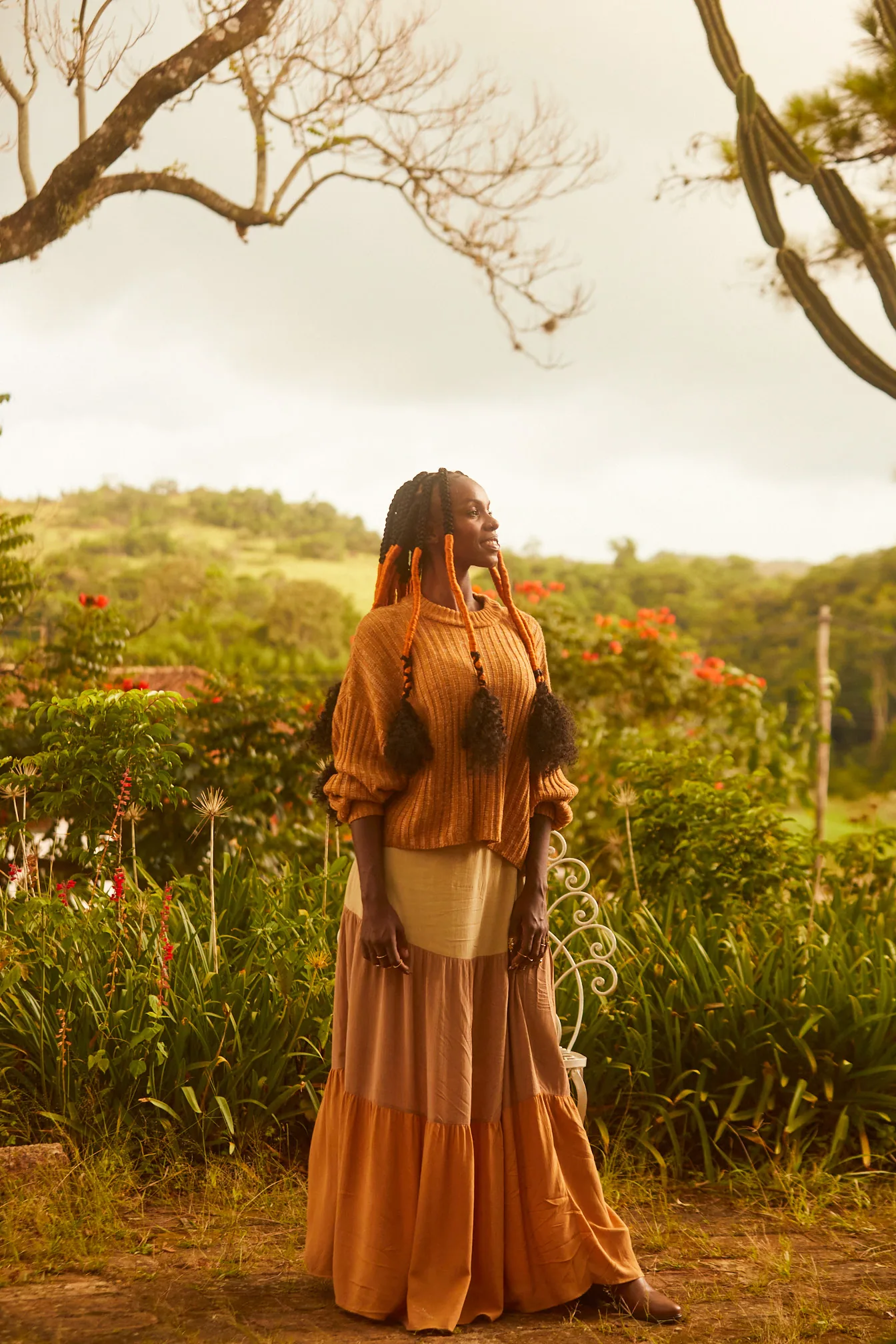 Mulher de tranças laranja em um campo florido